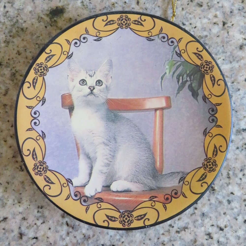 Small Decorative Painted Ceramic Plate with White Kitten (F87)